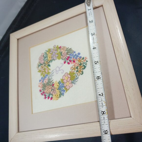 Vintage 80's Heart Wreath Monogram Stitch "R" Sign 9in x 9in - Picture 6 of 8